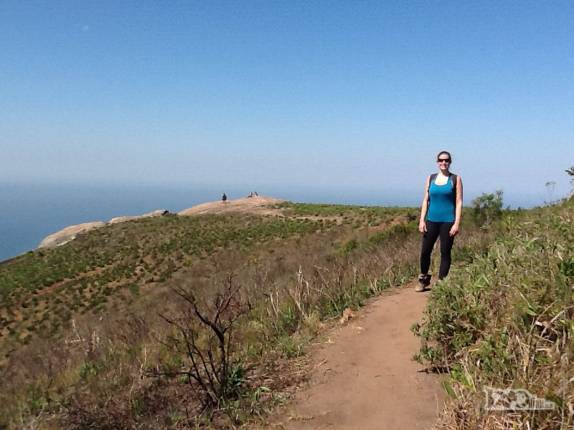 Caminhando em trilha no topo da Pedra da Gávea, no Rio de Janeiro